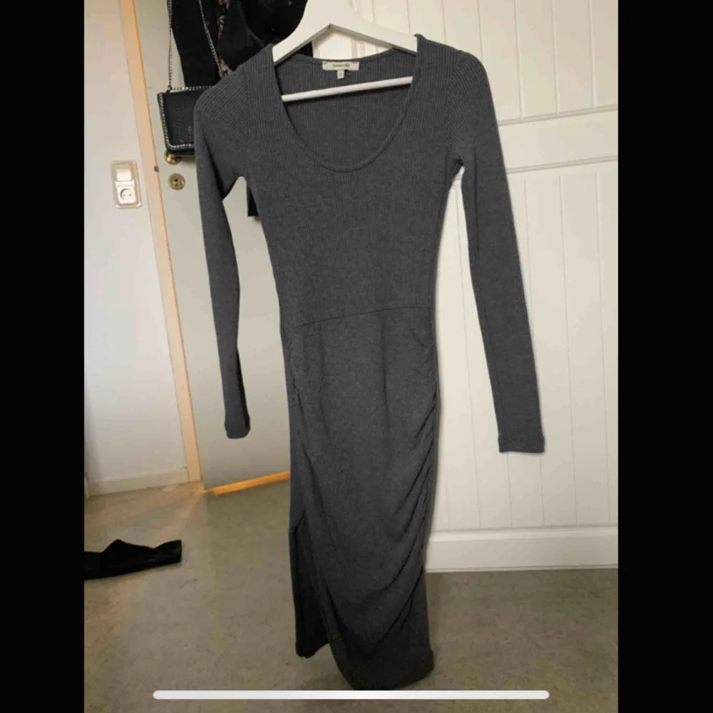 Jätteskön grå stickad klänning från Chiquelle! Snygg slits på en av sidorna! Sparsamt använd! . Klänningar.