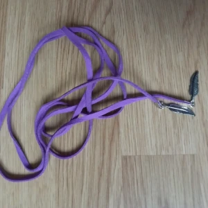  - Halsband man virar runt halsen