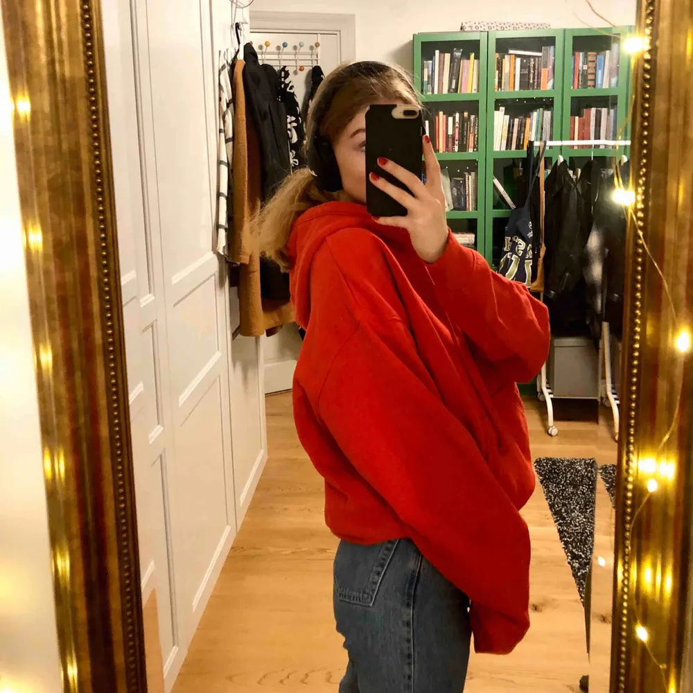 Superfin hoodie från weekday! Köpt för ett tag sen men knappt använd då röd inte riktig är min färg😝strl S men passar som M också. Hoodies.