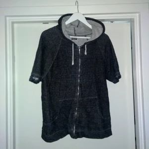  - Hoodie i storlek M från Weekday, mörkt gråmelerad. I köpt för tre år sen.