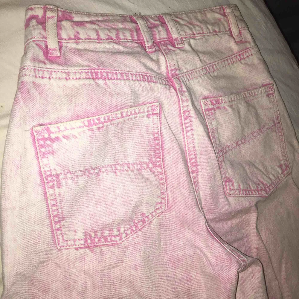 Supercoola rosa jeans i rak modell, har aldrig använts då jag beställde i fel storlek. Köparen står för frakt 😇. Jeans & Byxor.