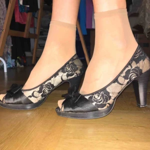  - Spetsfest! Fina fest skor! Bra skick. 