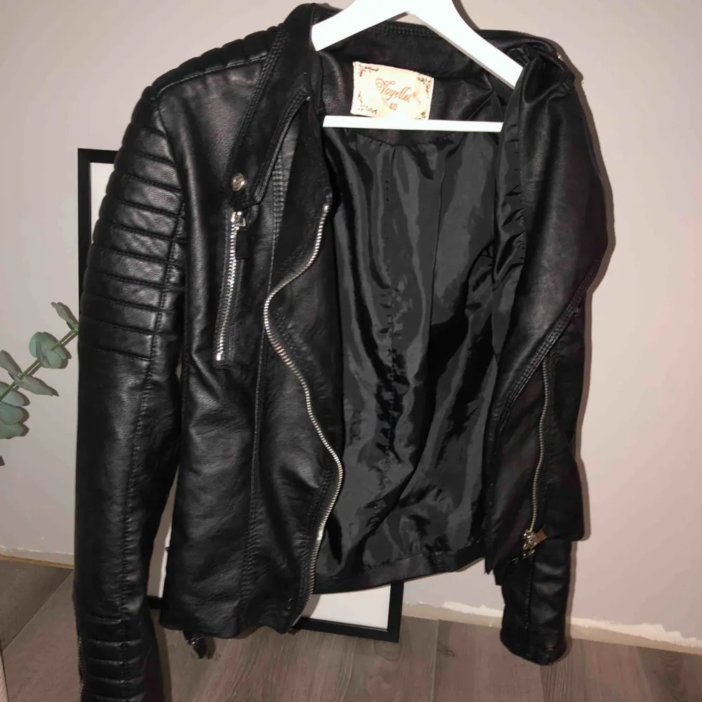 Säljer min fina Chiquelle ”Moto jacket” i storlek 40 då jag har dubbletter👊🏽  (passar strl XS-M) Jackan är i superfint skick och har silvriga detaljer, alla dragkedjor fungerar☺️ Frakt tillkommer!. Jackor.