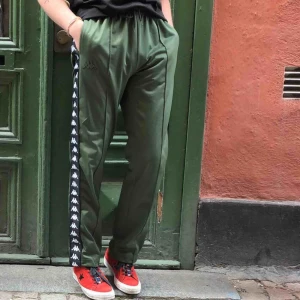  - Gröna Kappa byxor med loggan på sidan. I sportmaterial typ. Waste går att justera och length 30. Inte skadade alls. Pris går att diskuteras. 