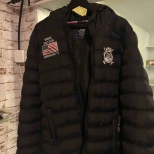  - Knappt använd Svart Small