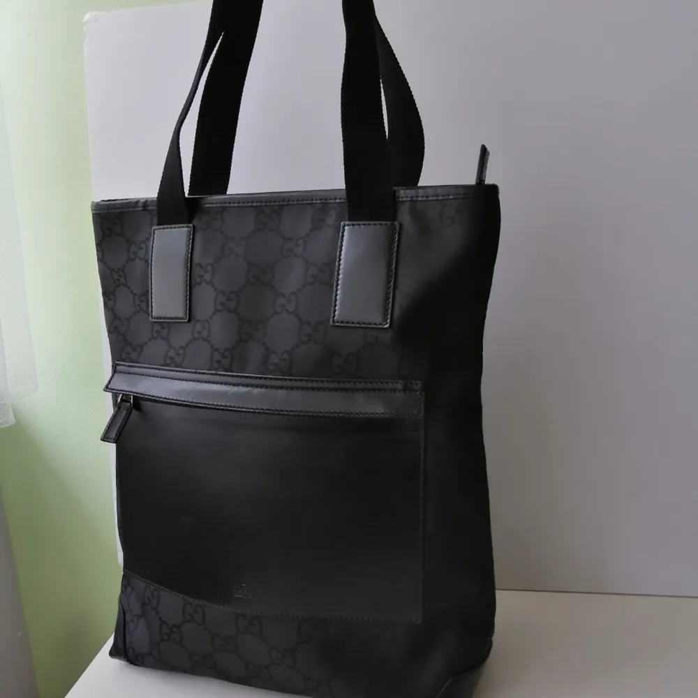 Gucci handbag, excellent condition, 100% authentic, dustbag, size 36x32cm, handle 21cm, write me for more info and pics. Väskor.