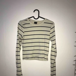  - Superfin långärmad tröja från gina tricot. Nypris 299kr. Tunn och skön i strl S. 