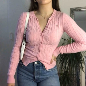 Stickad kofta - gant kofta, snygg knäppt och uppknäppt!! i storlek XXS men passar som XS-S (jag har S i kläder). nypris ca 1000kr, köparen står för frakt!! (+40kr)