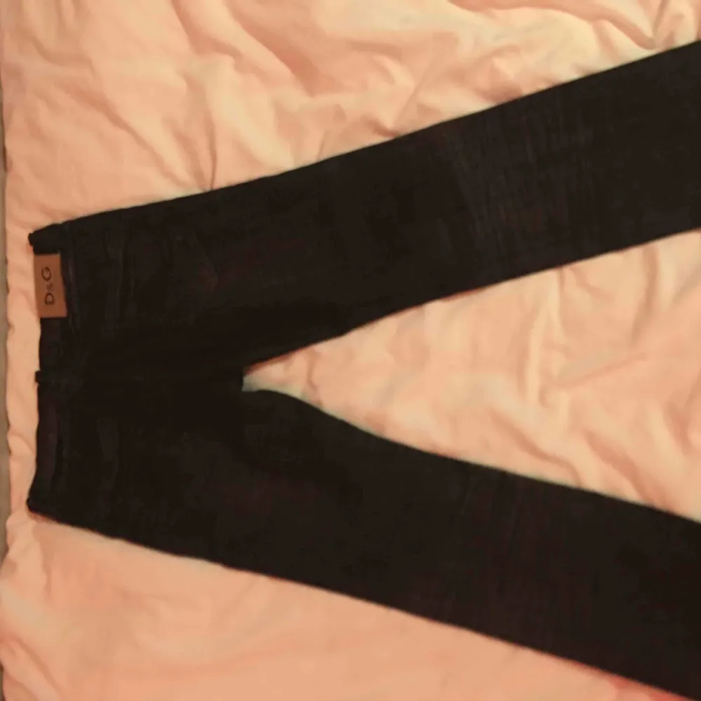 Säljer ett par svarta Dolce Gabbana jeans i strl 28 (är 28/32 och de passar bra). Bra skick, inga hål eller liknande. Köpare betalar frakt, ca 40 kr.. Jeans & Byxor.