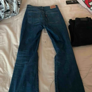  - Köpta på Levis för ca 1 år sedan. Bootcut och allmänt bra skick. 