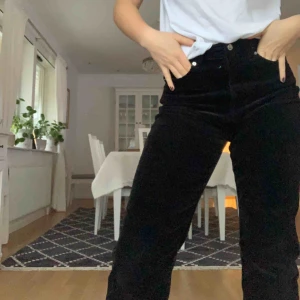  - Skit snygga svarta Manchester byxor från Weekday! Så sköna och sitter sjukt snyggt. Säljer på grund av att jag har ett par liknade redan. Köptes för ca 3 månader sen. Nypris 600kr