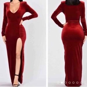  - Säljer min balklänning som endast är använd en gång alltså på balen så den är i princip som ny! Det är bara att skriva om ni vill ha bilder osv💞