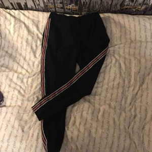  - Byxor med rand på sidan😊 bandet i midjan är lite sönder (kan skicka bild)