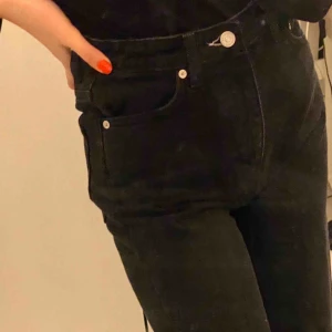  - Skit snygga svarta ace jeans från weekday!💃🏻 helt oanvända säljs bara för dem inte riktigt är min stil⚡️ ordinarie pris är 500kr, om ni vill ha fler bilder o svar kom privat