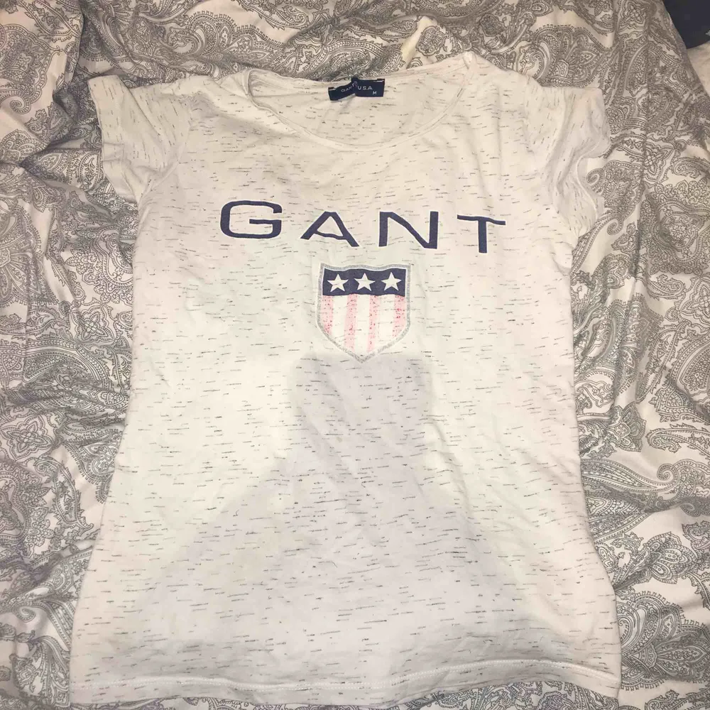 En Äkta Gant t-shirt köpt för 350kr men säljer nu för 100kr då den är lite sliten på trycket men är ändå fin att använda💕 Det står att storleken är M men skulle säga att den är en Xs!. T-shirts.