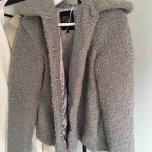  - En grå Teddy jacka i bra skick, använd vid ett tillfälle