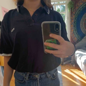  - Fila mörkblå poloskjorta i stl M💙