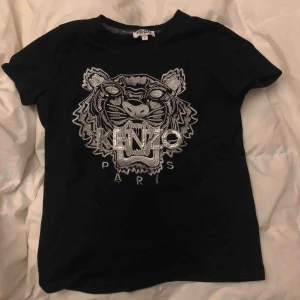  - Kenzo t-shirt. 25/30kr frakt 