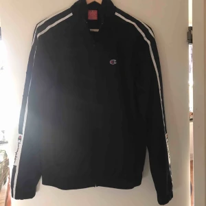  - Träningströja/ jacka i nyskick.Köparen står för fraktkostnaden 💌
