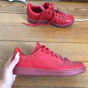  - Röda Stans Smith från Adidas endast använda ett par gånger. Bra skick, säljer på grund av att jag behöver bli av med kläder. Köparen står för frakten, kan även hämtas upp i Linköping. Betalning sker via swish 