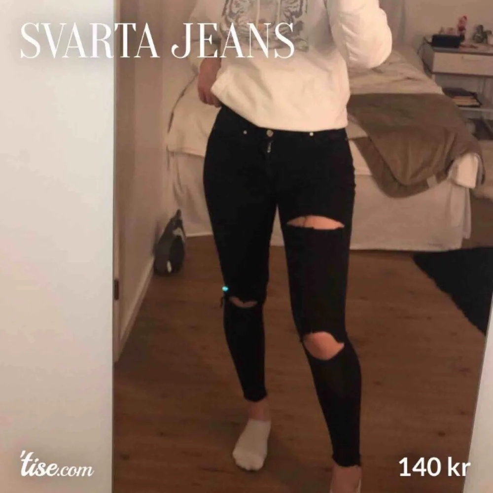 Säljer dessa skitsnygga jeansen! Använda ett fåtal gånger. Storleken är XS Skriv privat för mer bilder osv.. Jeans & Byxor.