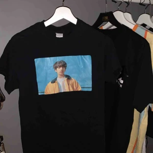  - min kära jungkook tröja </3 beställt tryck själv från någon sida. är i stl S, men mer som en XS