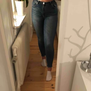  - Superfina högmidjade jeans från Bikbok⭐️ Slitning ner till på jeansen. Fint skick!! Frakt tillkommer☀️☀️