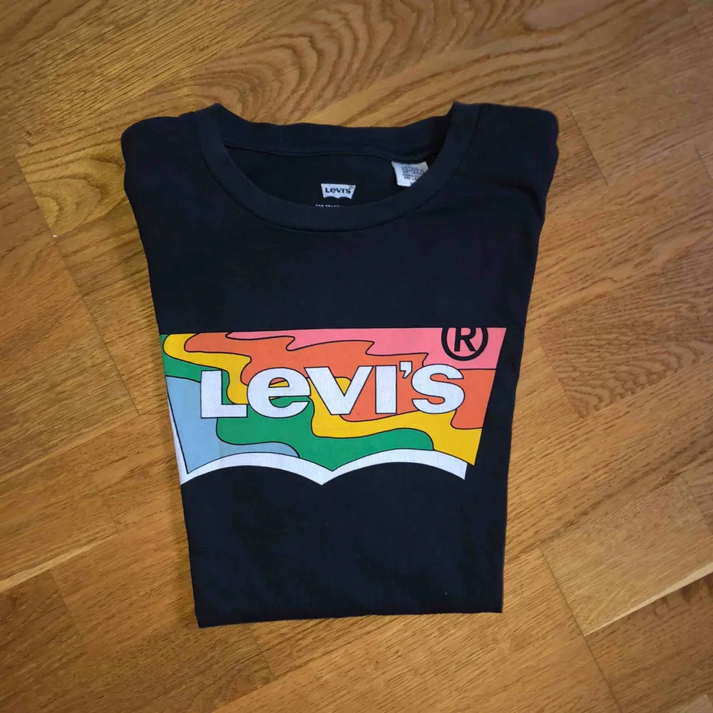 Jättefin Levis t-shirt i annorlunda modell. Bra skick, 100 kr + frakt.. T-shirts.