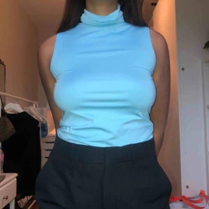  - Framgår inte storlek men passar mig som är en S! Köpt på second hand. Har även i grön och orange. Möts upp i södra sthlm/fraktar mot avgift ❣️