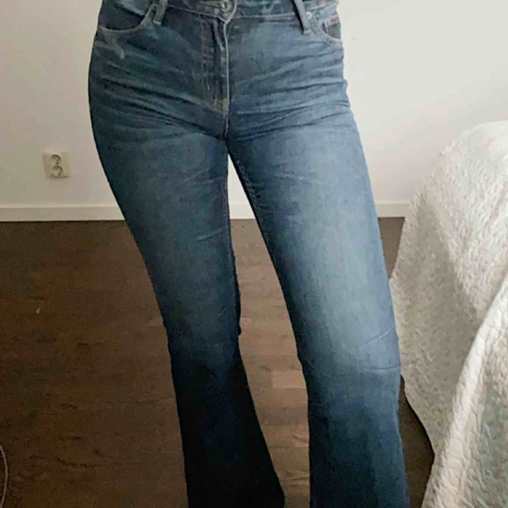 Flare jeans från Crocker Jeans. Jeansen är väldigt små i storleken, jag brukar ha 27/30 och är 1.75 lång och dessa passar mig perfekt. De är även sydda en gång under ena hällan men funkar nu perfekt!👌🏻  . Jeans & Byxor.