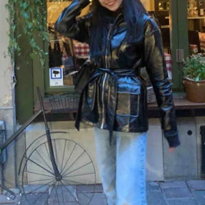  - Sjuktsnygg lack jacka! Endast 3 användningar. Frakt tillkommer.)