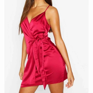  - Klänningen är i materialet silke. Iaf så det känns. Dragkedja i ryggen, och ändringsbara axelband.  Säljer den för att jag tycker den är en aning för kort för mig.  Den är i storlek 40, men skulle säga att den mer är den 36/38. Använt den 1 gång. 