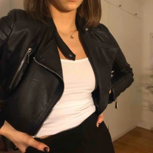  - Ascool skinnjacka i svart som passar till det allra mesta. Mycket fint skick! Och nästan aldrig använd. Möts upp på norrmalm annars betalar köparen frakt. 