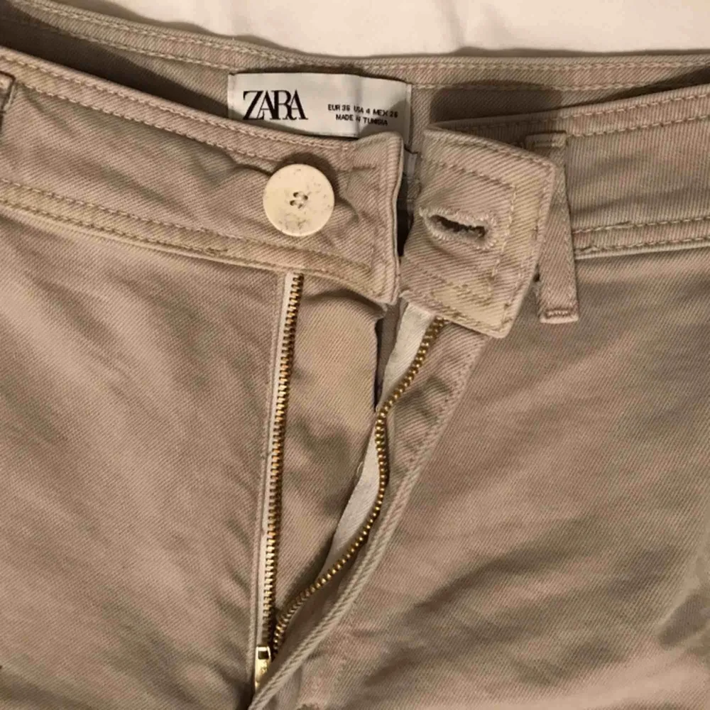 Beiga jeans från Zara i modellen marine straight. Köpta i år och väldigt bra skick, dock har dragkedjan bytts ut hos skräddare men funkar som vanlig☺️ frakten ingår i priset💘. Jeans & Byxor.