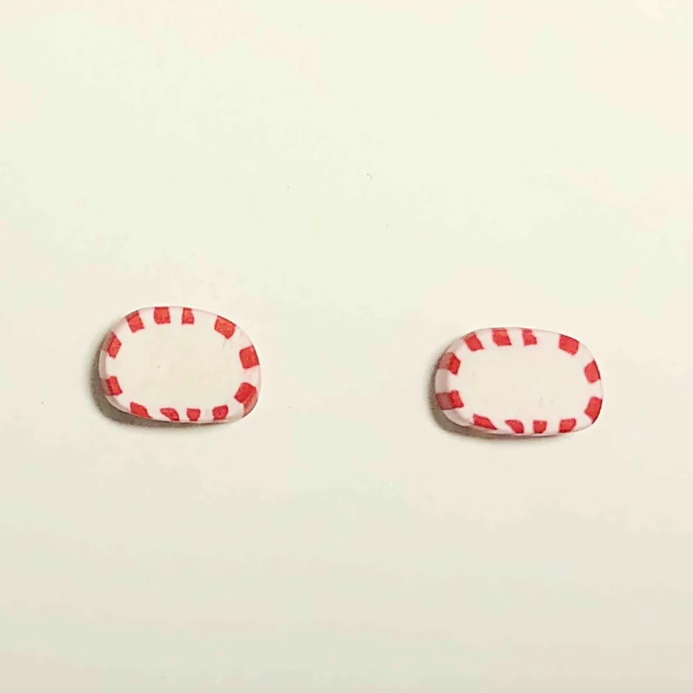 Handgjorda örhängen i form av ovala polka-godisar. De är 7mm höga och 11mm breda. Nickelfria. Går även att få som halsband, nyckelring och berlock. Jag bjuder på frakten🥰. Accessoarer.
