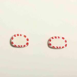 Handgjorda örhängen i form av ovala polka-godisar. De är 7mm höga och 11mm breda. Nickelfria. Går även att få som halsband, nyckelring och berlock. Jag bjuder på frakten🥰