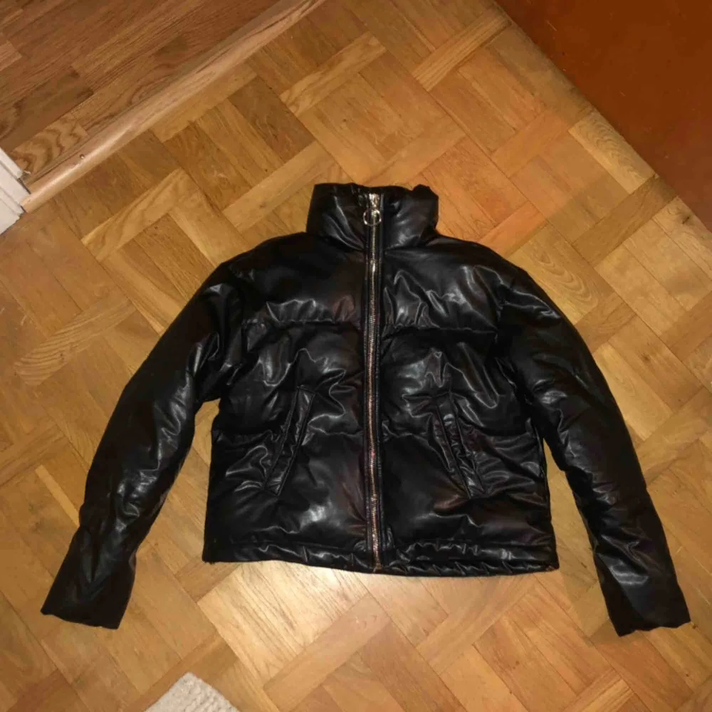 Säljer denna super snygga puffer jackan från Chiquelle. ALDRIG ANVÄND. Lappen sitter kvar. Storlek 36. Inköpt för 1000kr . Jackor.