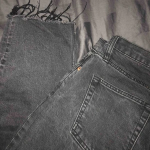  - Gråa jeans med svarta detaljer, tyvärr aldrig använda då dom är lite stora på mig. Kan mötas upp i Sundsvall annars tillkommer frakt💙
