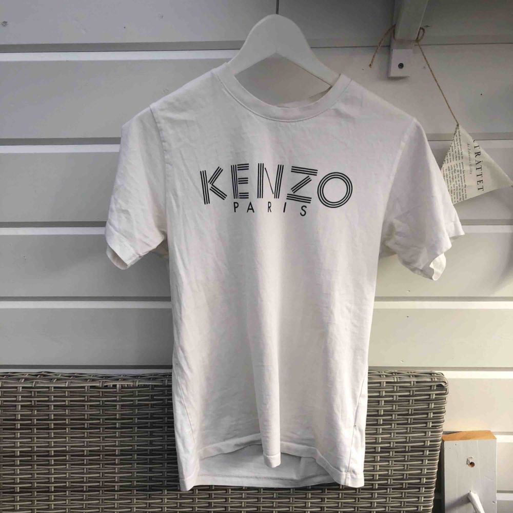 Kenzo T-shirt, inte mycket använd. 349 kr eller högsta bud. Köparen står för eventuella fraktkostnader! . T-shirts.