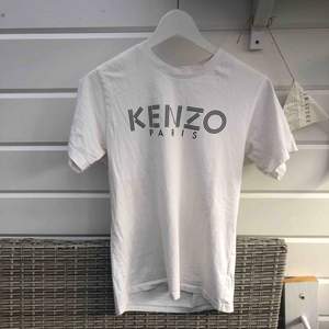 Kenzo T-shirt, inte mycket använd. 349 kr eller högsta bud. Köparen står för eventuella fraktkostnader! 