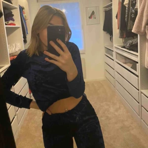  - Superskönt mjukis set, säljer pga använder för lite. Storleken är xs men skulle säga att den passar en S också, beror på hur man vill att mjukis settet ska sitta, köparen står för frakt:)