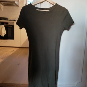  - Ribbad t-shirt klänning. Klänningen är en tight modell. 