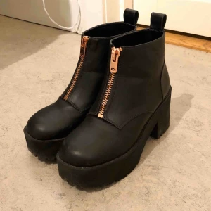  - Platåskor från h&m divided i faux skinn med roséfärgad dragkedja framtill. Nästintill oanvända, lite smutsiga dock (tvättar vid köp) Spårbar frakt på 70kr