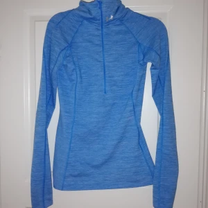  - En träningströja från under armour i storlek xs. Nästintill oanvänt. Perfekt att vara ute och springa i! 
