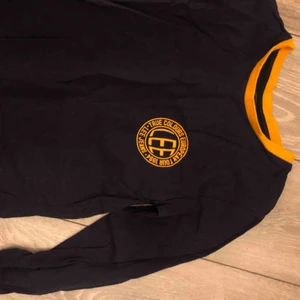  - Lee longsleeve i mörkblått med orange tryck/text