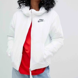 Nike jacka - Vit dunjacka från Nike köpt på Junkyard förra året! Använt den en del men fortfarande i jättefint skick😊 Det går att vända den ut och in så man kan ha den på båda hållen beroende på hur man vill att den ska se ut:) frakt tillkommer🚚