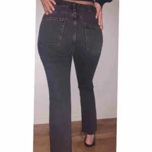  - Skit snygga grå/svarta jeans med lite utsvävning längst ner.  Dock alldeles för små för mig.  Frakt INGÅR i priset 