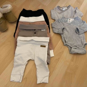  - Fina barnkläder i storlek 62. Tossorna i storlek 16-17. Skickas mot frakt eller mötas upp.