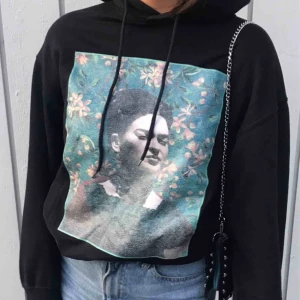  - Svart hoodie med tryck på magen, röda detaljer på huvan och två fickor. Tröjan är köpt för ett år sen i Miami/USA och är än i bra skick. Strl M men skulle funka på allt från XS/S till en kortare M. Frakt ingår i priset😉