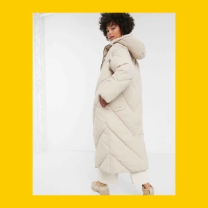  - Säljer min fina vinterjacka från Monki då jag köpt fel storlek.  Svart, strl S. Oversize i modellen. Den är väldigt populär och slutsåld online & i alla butiker. Nyskick!